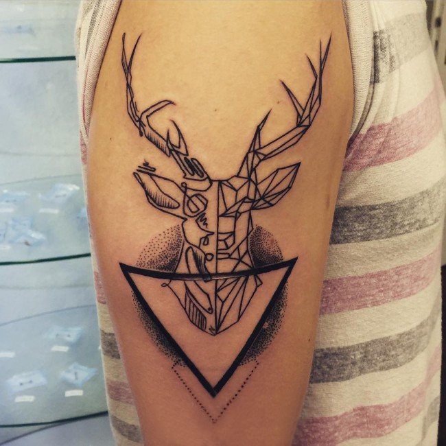 点击大图看下一张：男生手臂上黑灰素描几何元素创意鹿头纹身图片