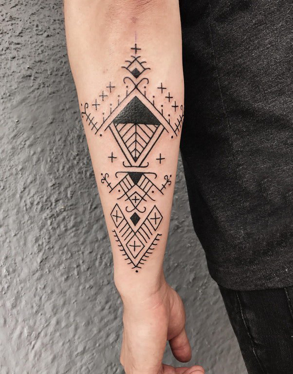 点击大图看下一张：男生手臂上黑色几何元素简单线条创意纹身图片