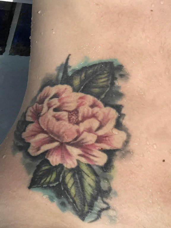点击大图看下一张：女生侧腰上彩绘渐变小清新植物花朵纹身图片