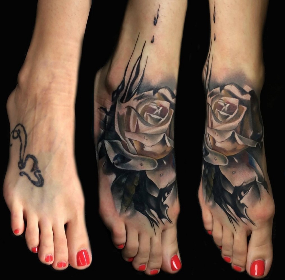 点击大图看下一张：女生脚背上黑灰素描点刺技巧唯美玫瑰纹身图片
