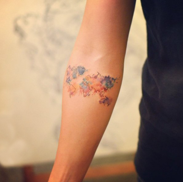 点击大图看下一张：女生手臂上彩绘泼墨抽象线条世界地图纹身图片