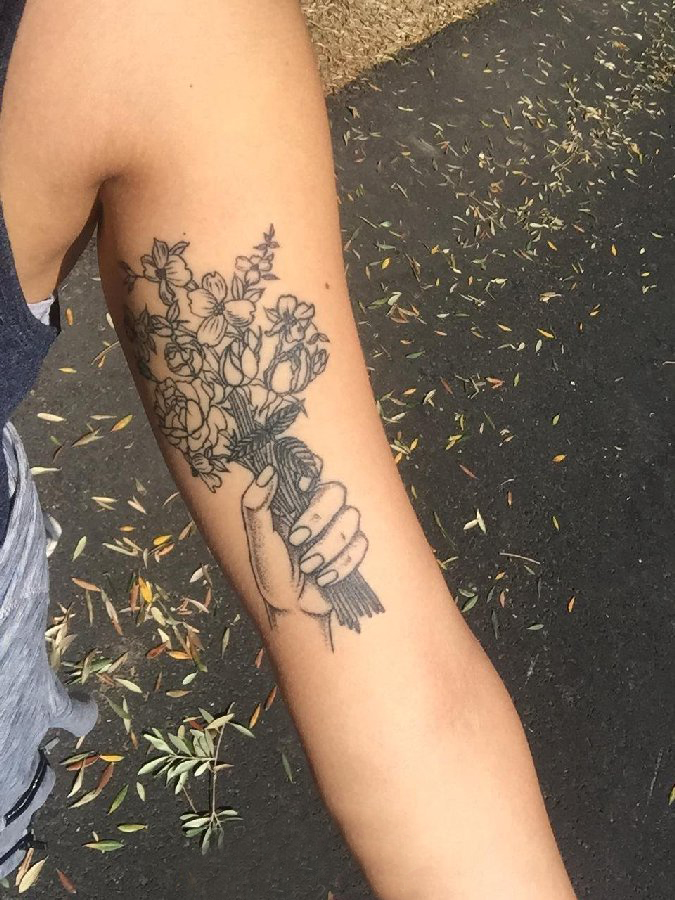 点击大图看下一张：女生手臂上黑灰点刺手部和植物花朵纹身图片