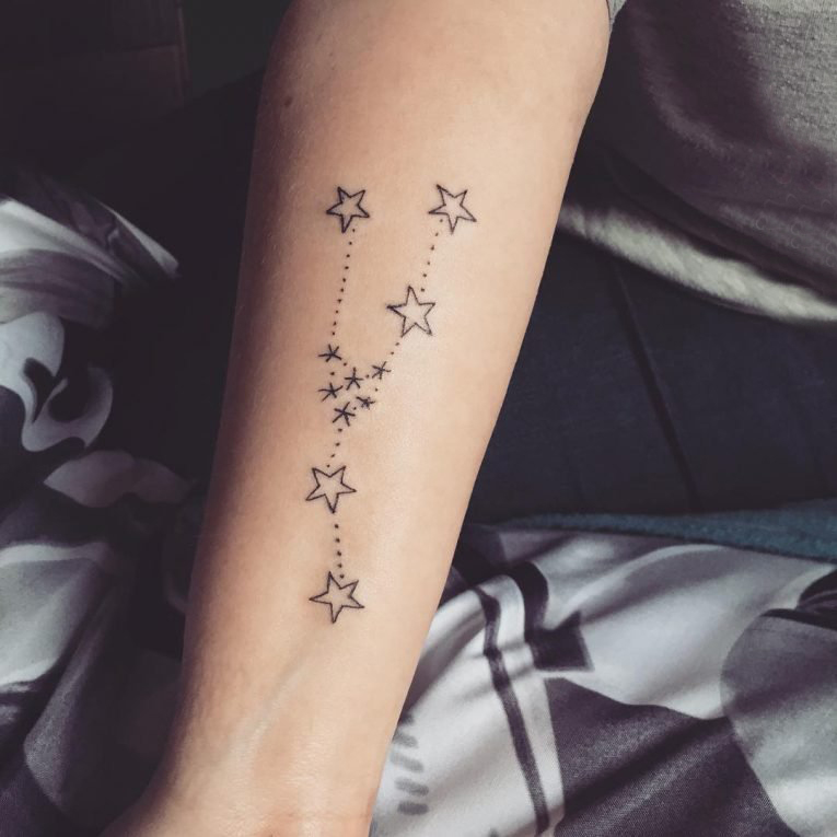 点击大图看下一张：女生手臂上黑色线条创意星星纹身图案