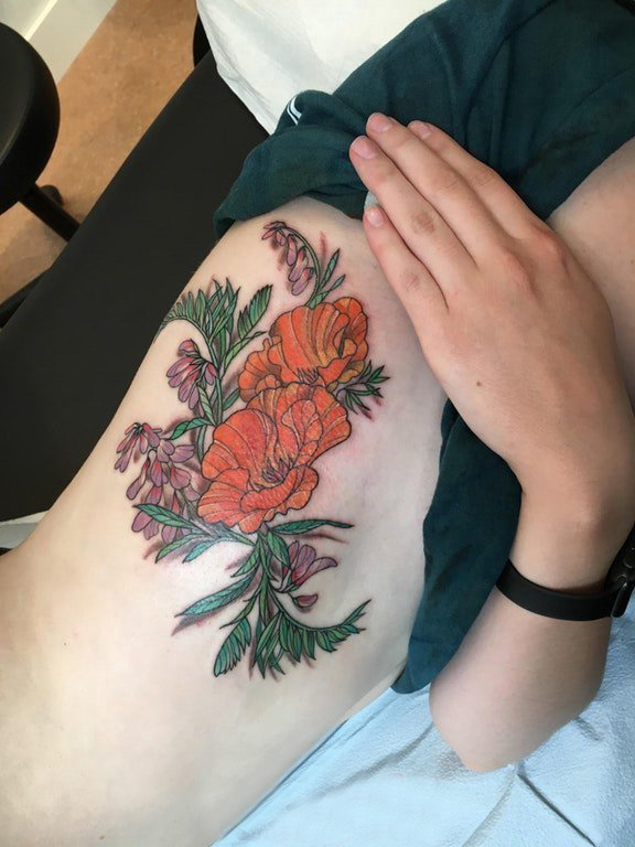 点击大图看下一张：男生侧腰上彩绘简单线条植物叶子和罂粟花纹身图片