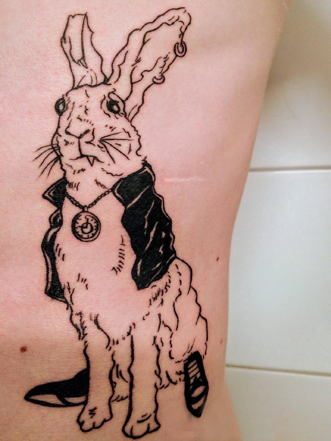 点击大图看下一张：男生侧腰上黑色抽象线条小动物兔子纹身图片