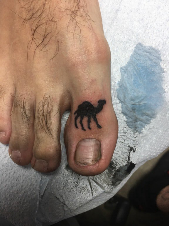 点击大图看下一张：男生脚趾上黑色小动物轮廓骆驼纹身图片