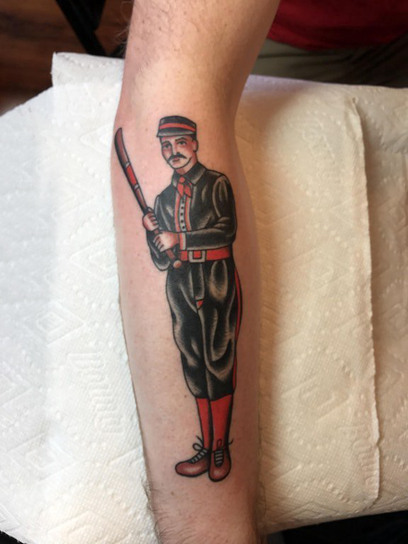 点击大图看下一张：男生手臂上彩绘抽象线条长刀和人物肖像纹身图片