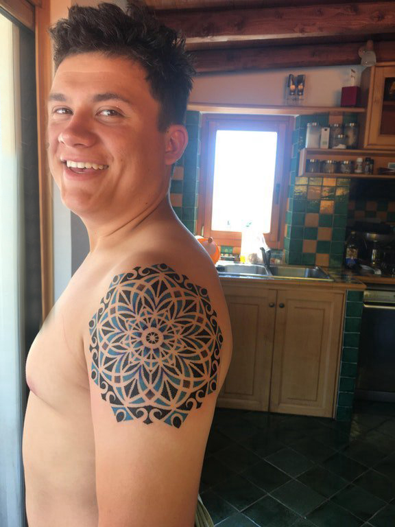点击大图看下一张：男生手臂上彩绘几何简单线条花朵纹身图片