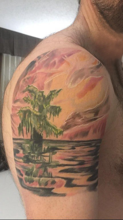 点击大图看下一张：男生手臂上彩绘渐变抽象线条树和山水风景纹身图片