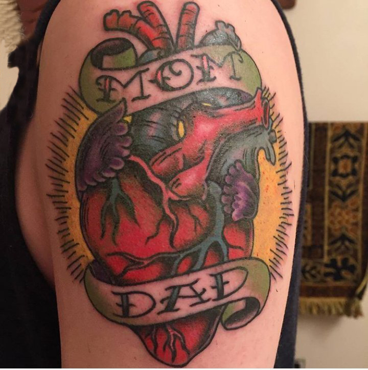 点击大图看下一张：男生手臂上彩绘水彩素描创意心脏纹身图片