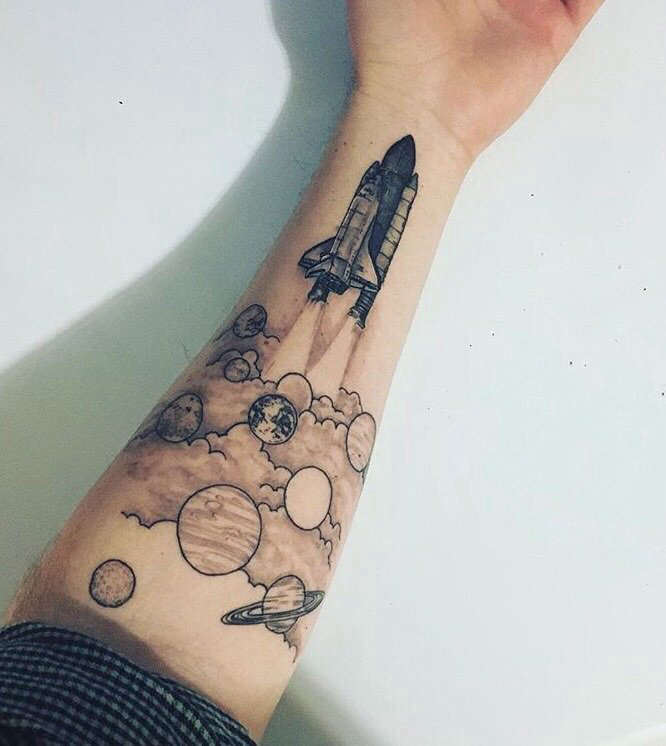 点击大图看下一张：男生手臂上黑灰点刺几何线条星球和火箭纹身图片