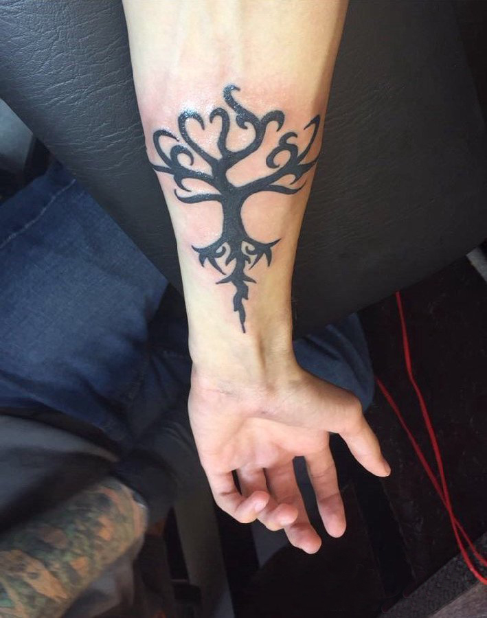 点击大图看下一张：男生手臂上黑色抽象线条植物生命树纹身图片