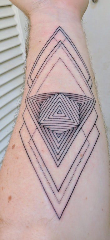 点击大图看下一张：男生手臂上黑色几何线条三角形和菱形纹身图片