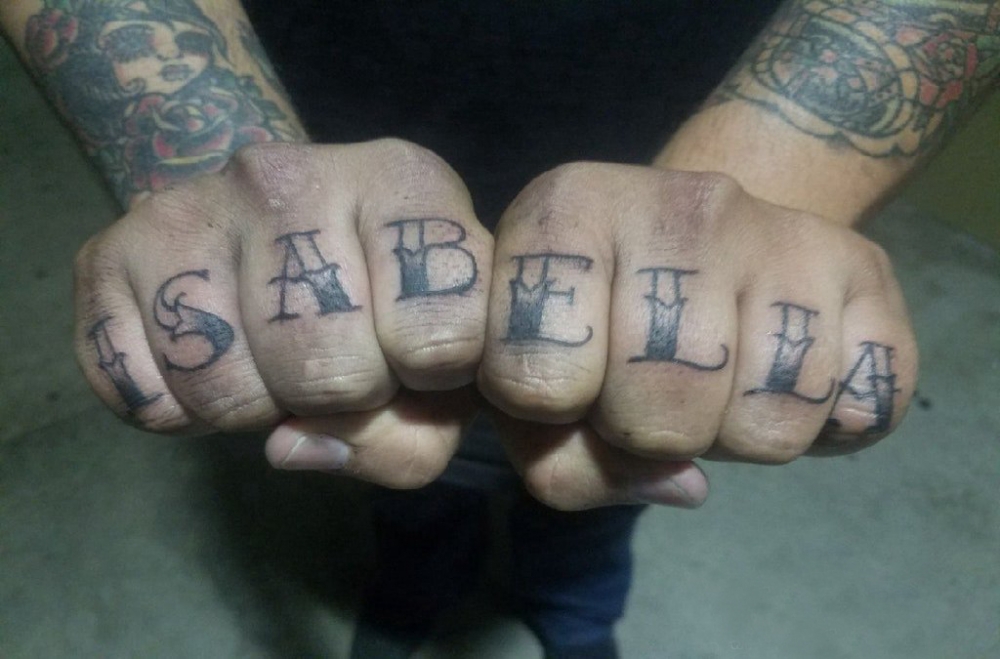 点击大图看下一张：男生手指上黑色点刺几何线条字母纹身图片