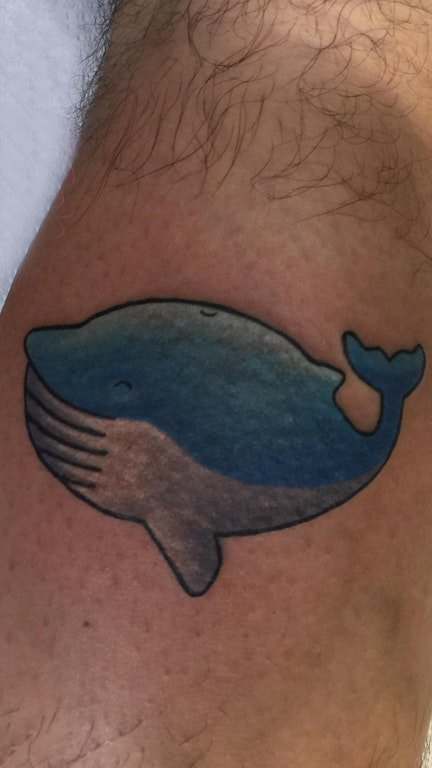 点击大图看下一张：男生小腿上彩绘简单线条小动物卡通鲸鱼纹身图片