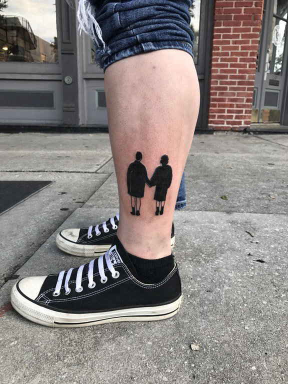 点击大图看下一张：男生小腿上黑色人物轮廓朋友纹身图片