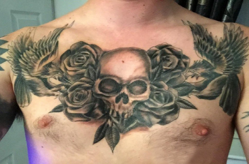 点击大图看下一张：男生胸口上黑灰素描创意骷髅和玫瑰纹身图片