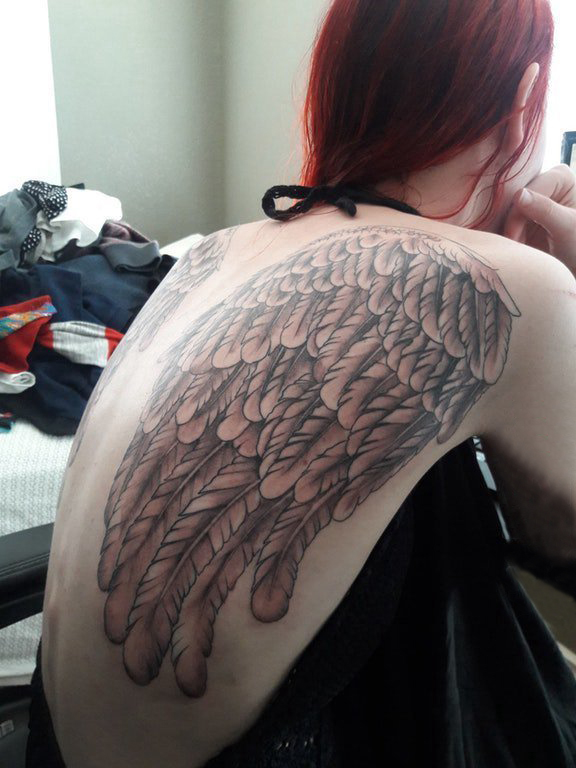 点击大图看下一张：女生后背上黑灰点刺简单线条天使翅膀纹身图片