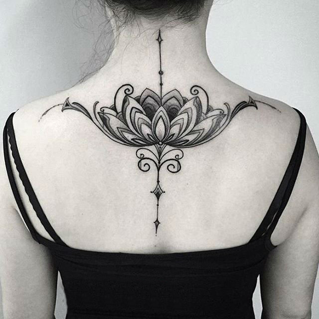 点击大图看下一张：女生后背上黑色点刺抽象线条植物个性花朵纹身图片