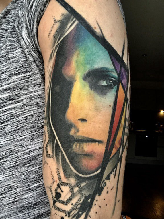 点击大图看下一张：女生手臂上彩绘水彩素描创意女生人物纹身图片