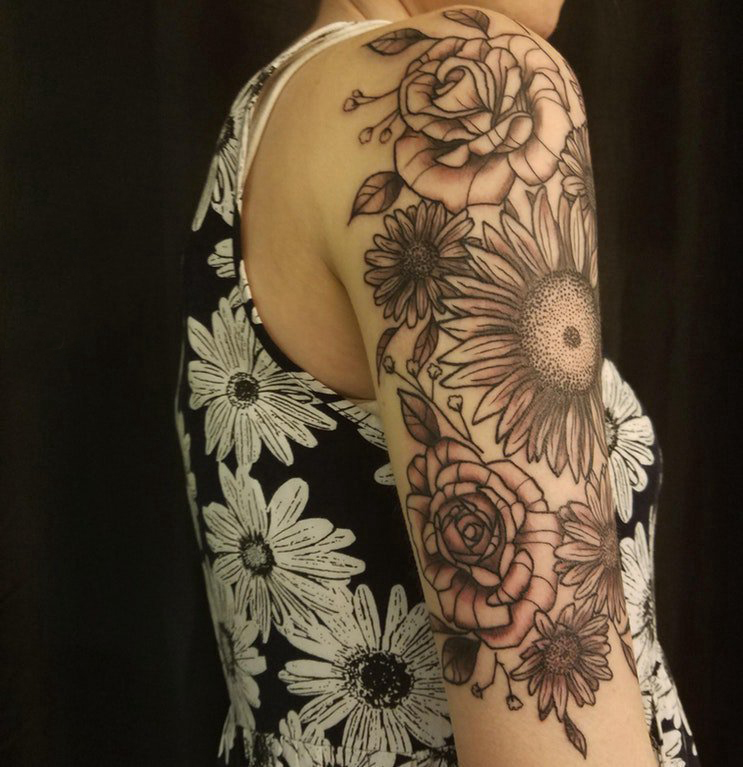 点击大图看下一张：女生手臂上黑灰点刺简单线条植物文艺花朵纹身图片
