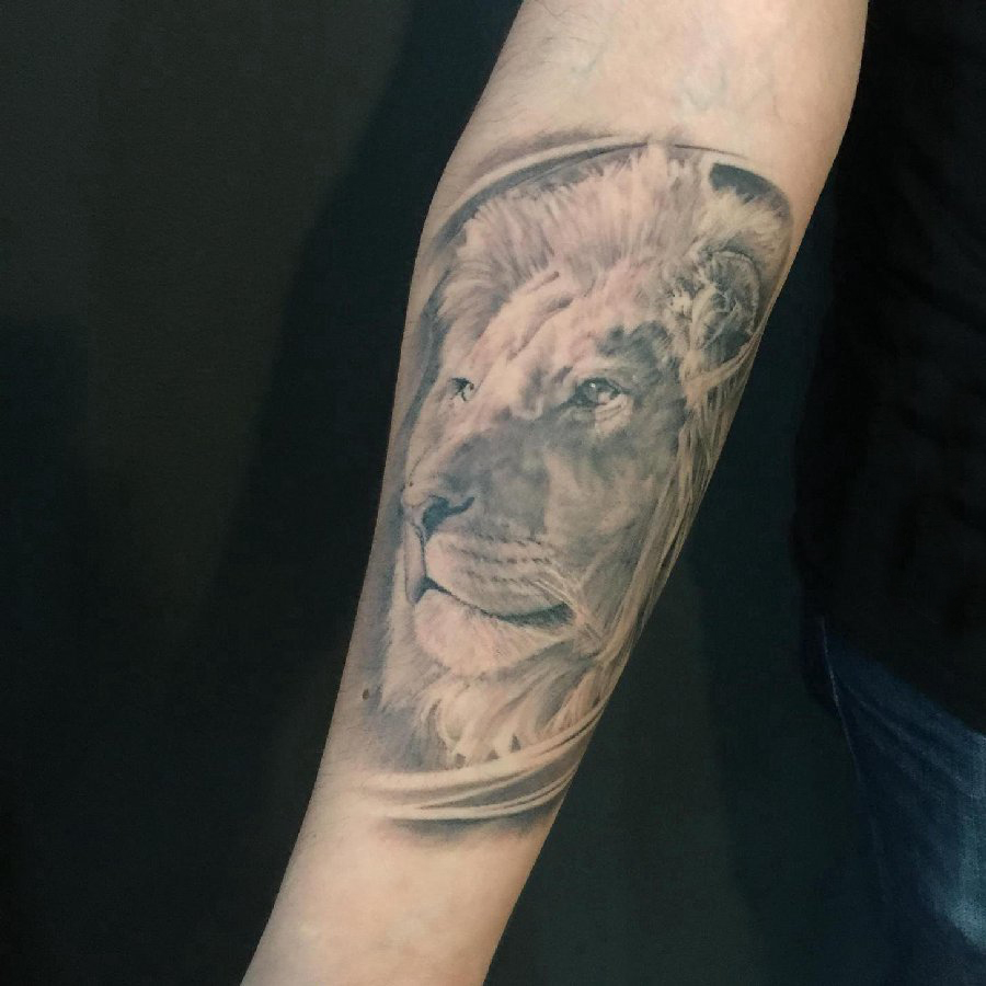 点击大图看下一张：女生手臂上黑灰点刺小动物狮子纹身图片