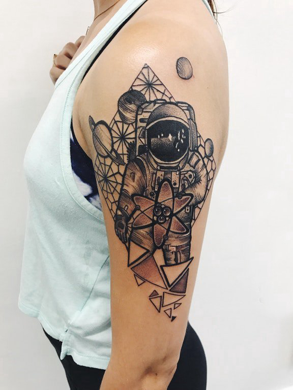 点击大图看下一张：女生手臂上黑灰素描创意宇航员唯美花朵纹身图片