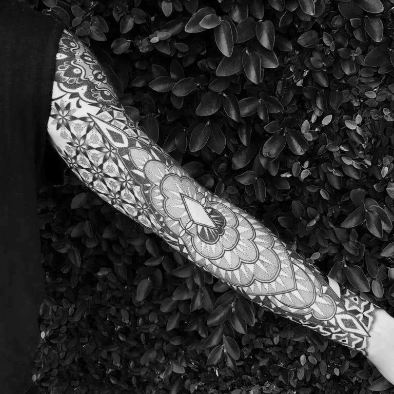 点击大图看下一张：女生手臂上黑灰素描几何元素创意花纹唯美花臂纹身图片