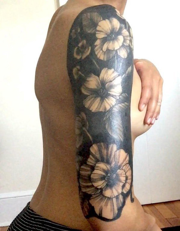 点击大图看下一张：女生手臂上黑色点刺植物花朵半袖纹身图片