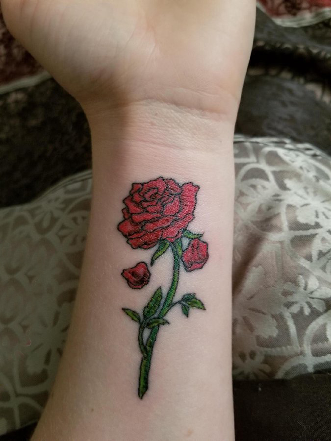 点击大图看下一张：女生手腕上彩绘水彩文艺小清新唯美玫瑰纹身图片