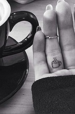 点击大图看下一张：女生手指上黑色几何线条杯子纹身图片