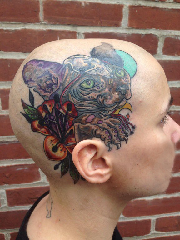 点击大图看下一张：女生头部彩绘植物和小动物老鼠纹身图片