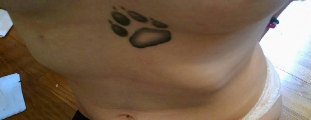 点击大图看下一张：女生胸部黑色点刺可爱小动物爪印纹身图片