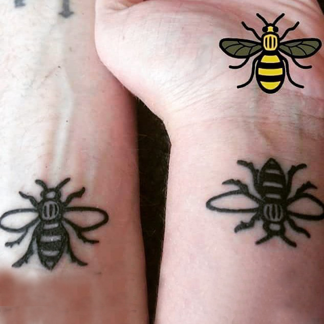 点击大图看下一张：情侣手腕上黑色几何线条小动物蜜蜂匹配纹身图片