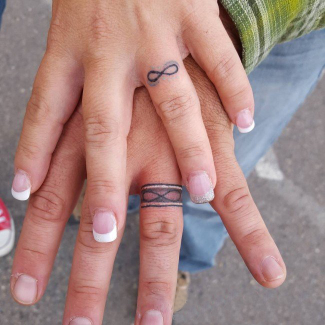 点击大图看下一张：多款文艺小清新寓意十足的情侣闺蜜手指上对戒纹身图案