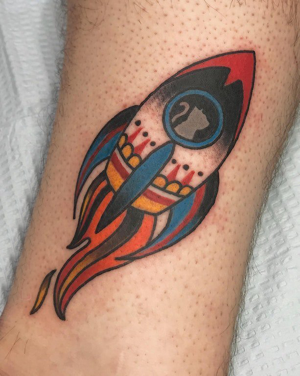 点击大图看下一张：男生手臂上彩绘水彩素描创意火箭纹身图片