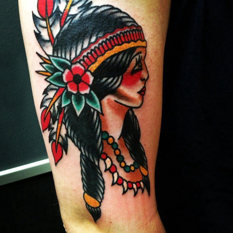 点击大图看下一张：男生手臂上彩绘植物花朵和印第安人物纹身图片