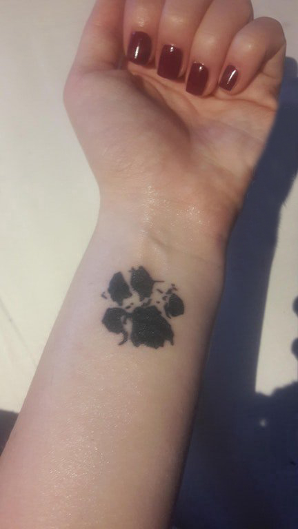 点击大图看下一张：男生手腕上黑灰素描创意可爱狗爪子纹身图片