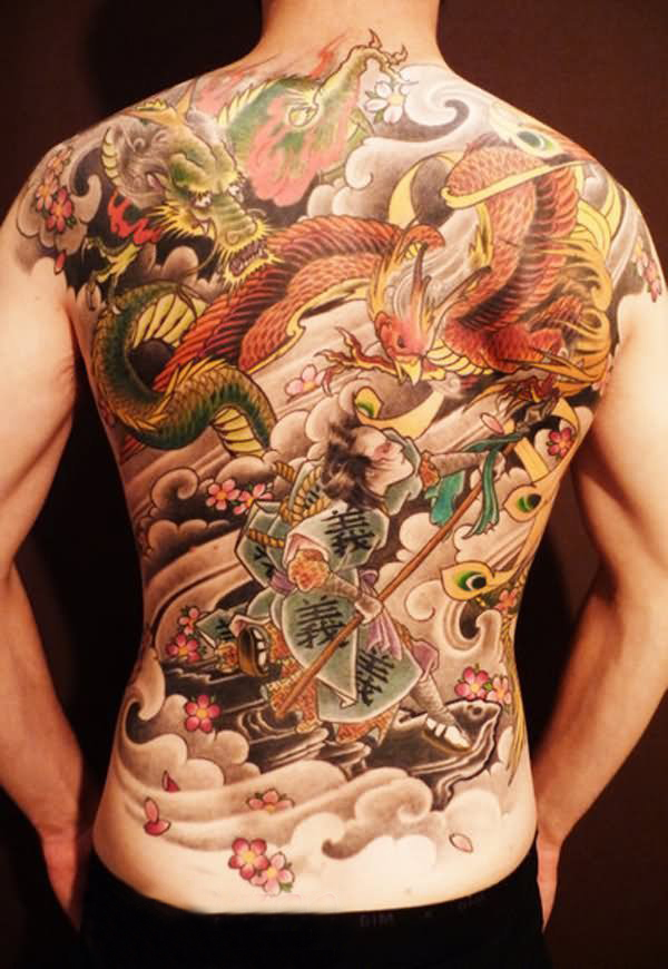 点击大图看下一张：男生喜爱的霸气动物武士和龙纹身图案