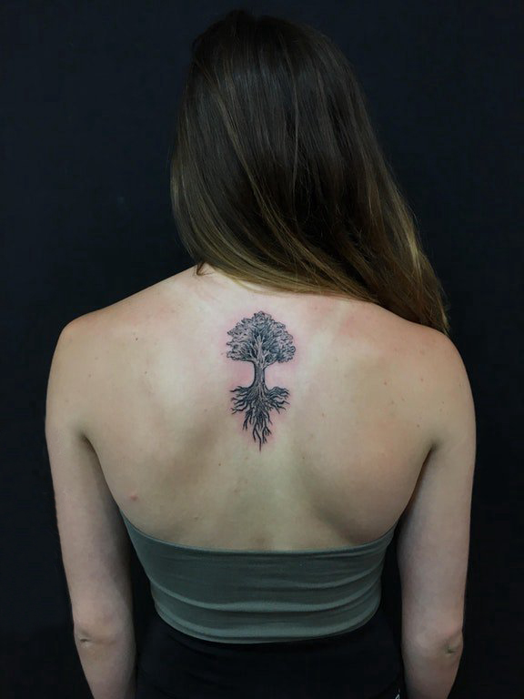 点击大图看下一张：女生后背上黑色点刺植物素材生命树纹身图片