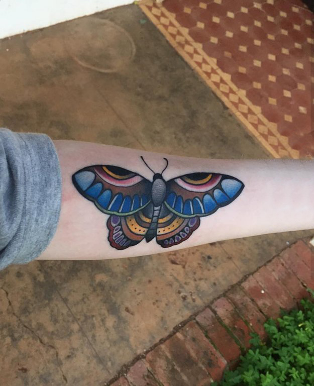 点击大图看下一张：女生手臂上彩绘几何线条小动物蝴蝶纹身图片
