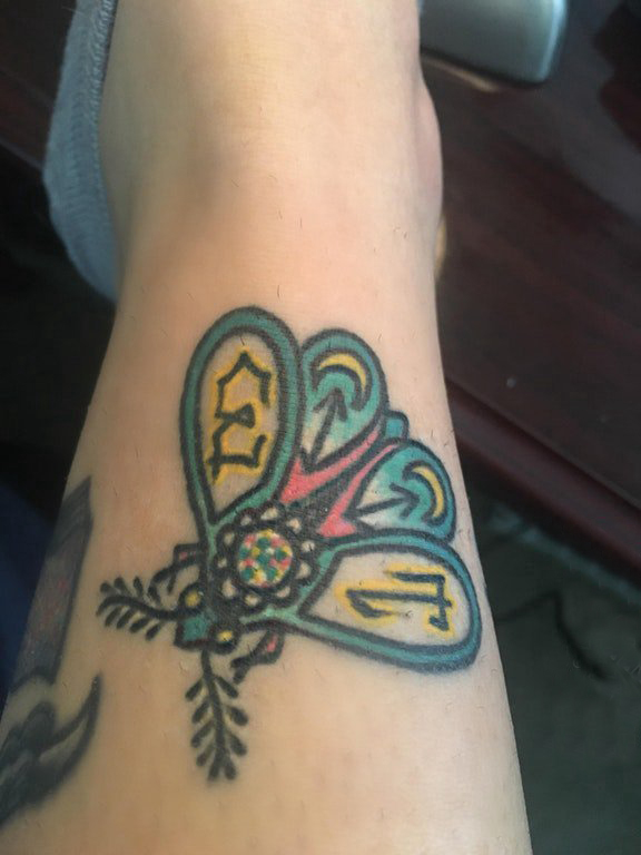 点击大图看下一张：女生手臂上彩绘水彩素描擦创意唯美蝴蝶纹身图片