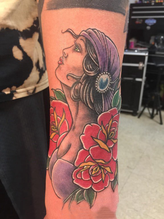 点击大图看下一张：女生手臂上彩绘植物花朵和人物肖像吉普赛女孩纹身图片