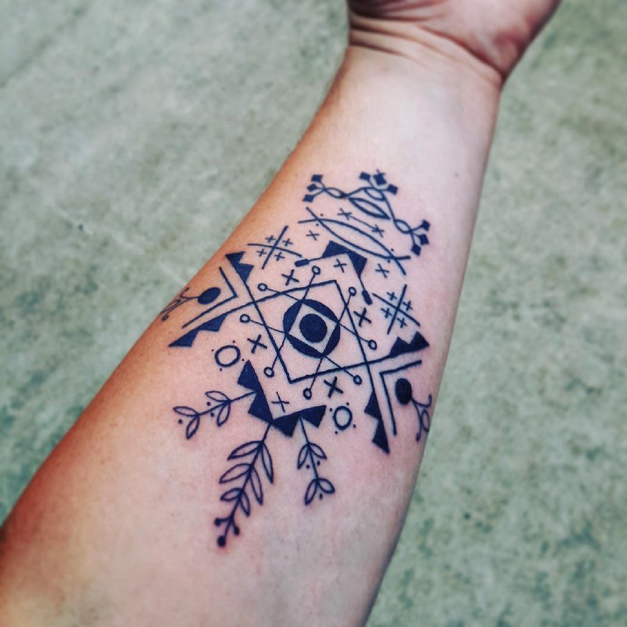 点击大图看下一张：女生手臂上黑色线条几何元素创意花纹纹身图片