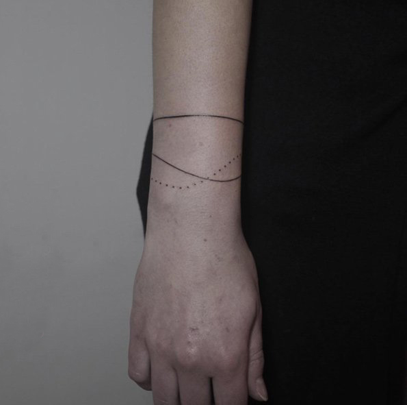 点击大图看下一张：女生喜欢的简单个性线条手链纹身图案