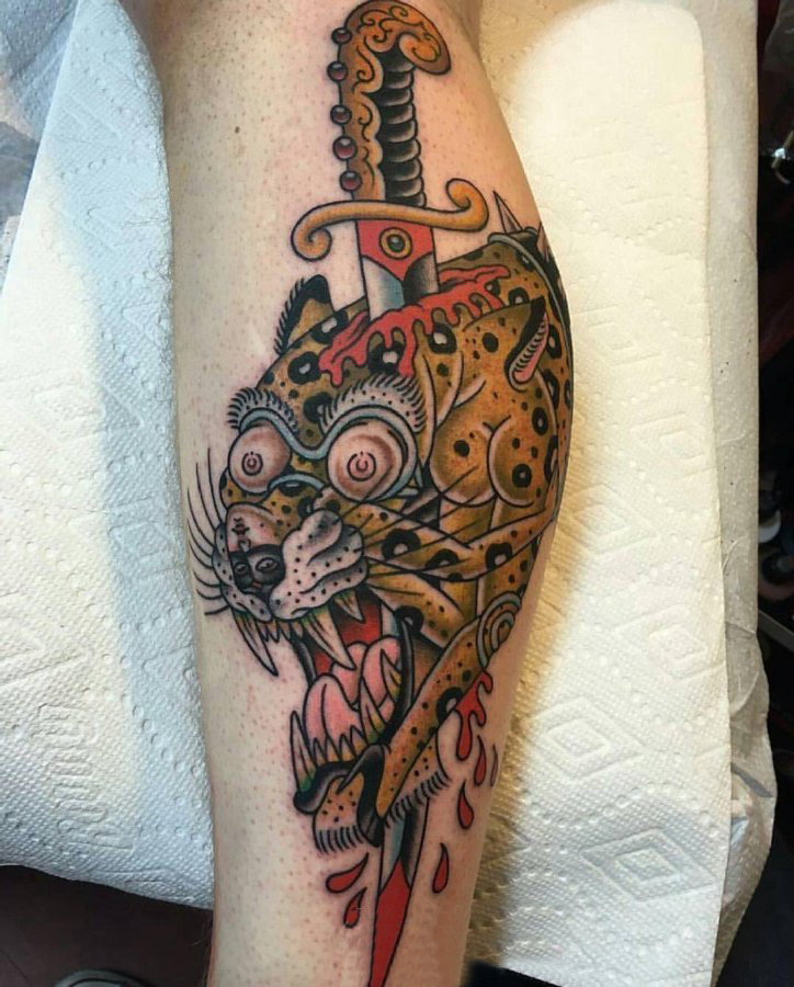 点击大图看下一张：男生手臂上彩绘水彩素描霸气抽象老虎纹身图片