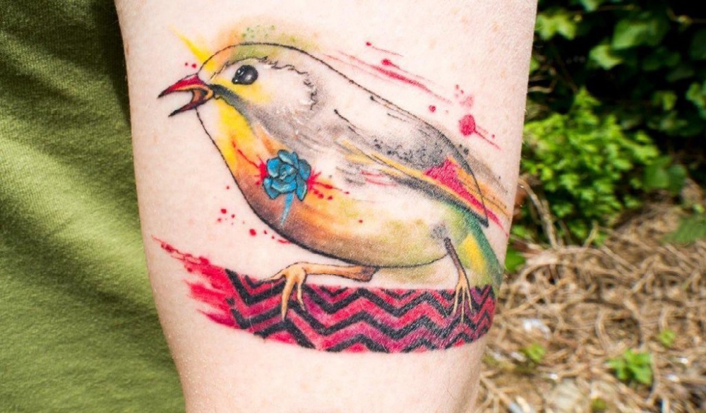 点击大图看下一张：男生手臂上彩绘水彩唯美小鸟纹身图片