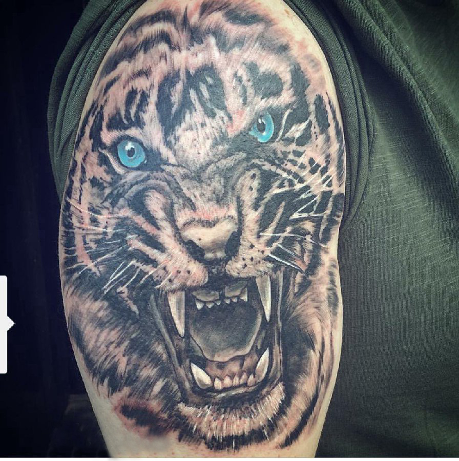 点击大图看下一张：男生手臂上黑灰素描创意霸气老虎头纹身图片