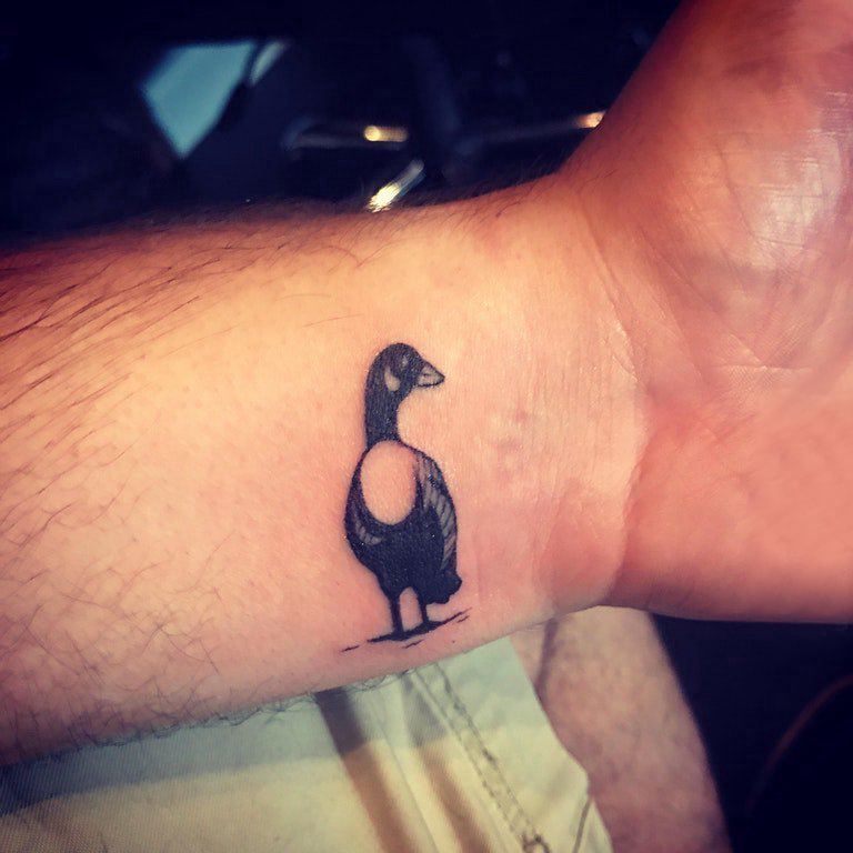 点击大图看下一张：男生手腕上黑色点刺简单线条动物鸭子纹身图片