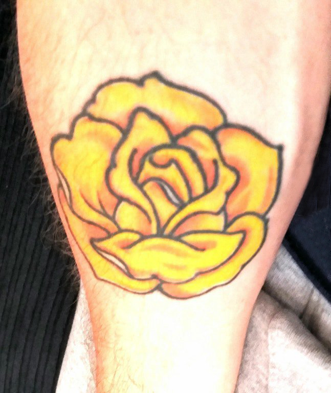 点击大图看下一张：男生小腿上彩绘抽象线条植物黄玫瑰纹身图片